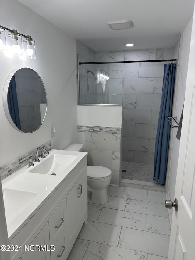 bathroom featuring a shower with curtain, vanity, and toilet