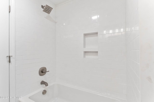 bathroom featuring tiled shower / bath combo