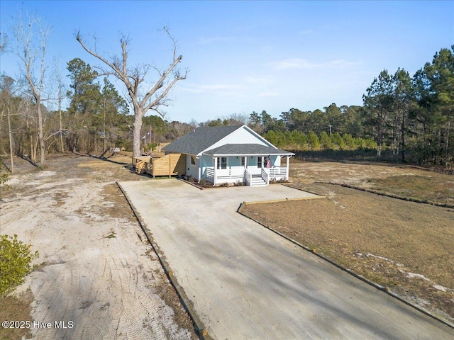 single story home with a porch