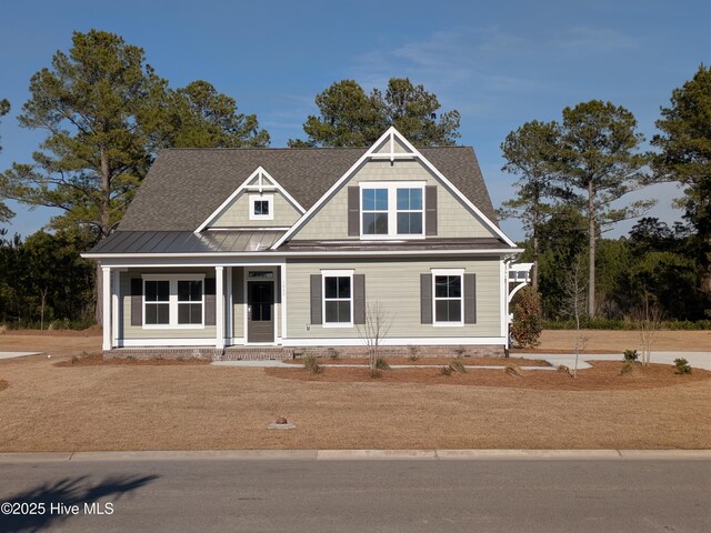 view of front of home featuring a front lawn