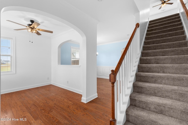 stairway featuring ornamental molding, hardwood / wood-style flooring, and ceiling fan