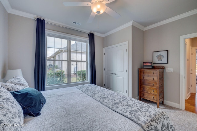 bedroom featuring carpet floors, ceiling fan, and crown molding