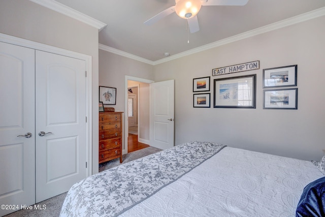 carpeted bedroom featuring ceiling fan, crown molding, and a closet