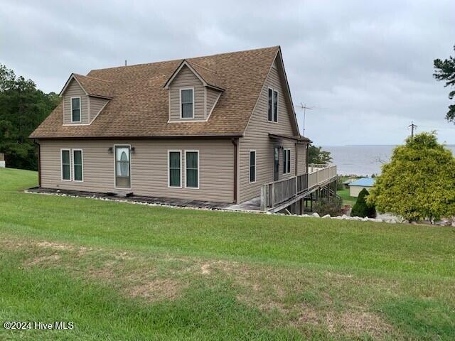 view of front of home with a front lawn