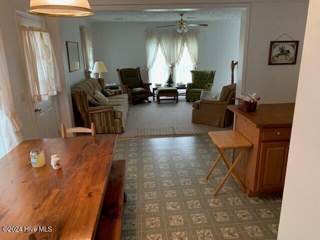 sitting room with ceiling fan