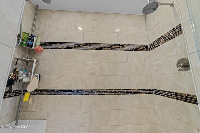 bathroom featuring tiled shower