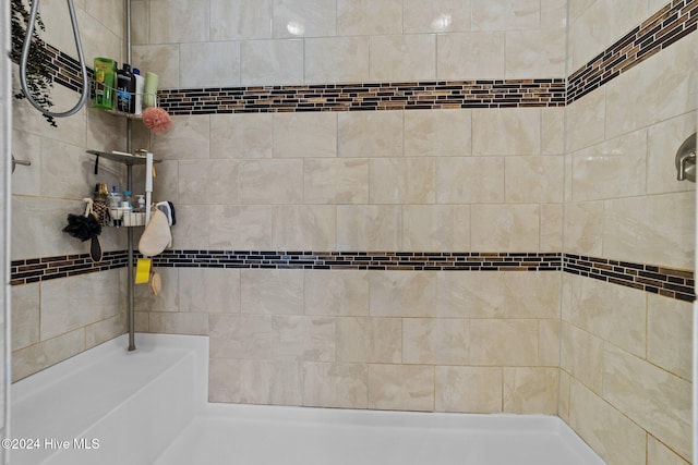 bathroom featuring a tile shower