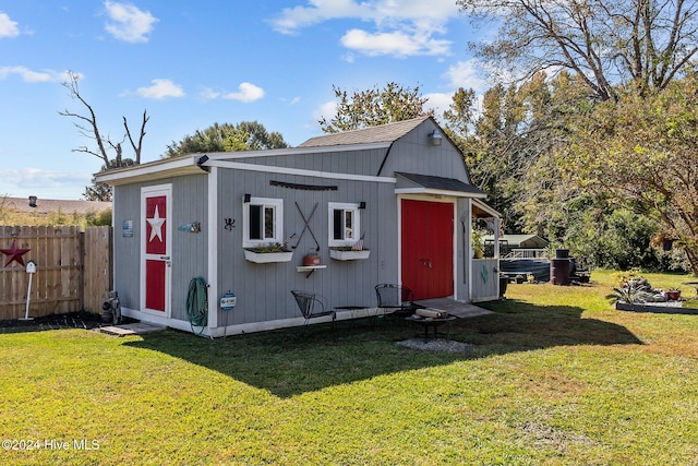 view of outdoor structure with a yard