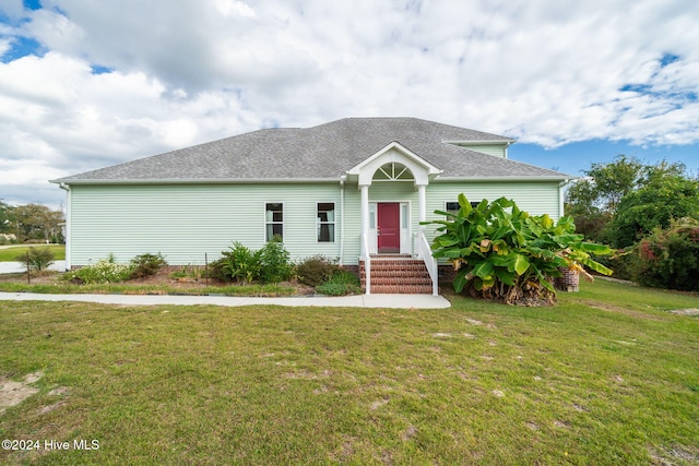 view of front of property featuring a front yard