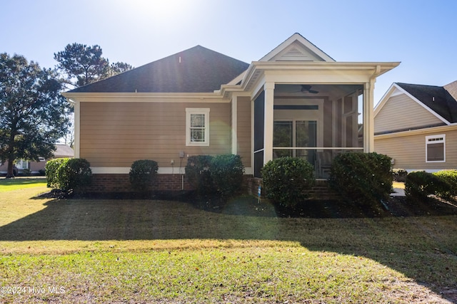 view of front facade featuring a front yard and ceiling fan