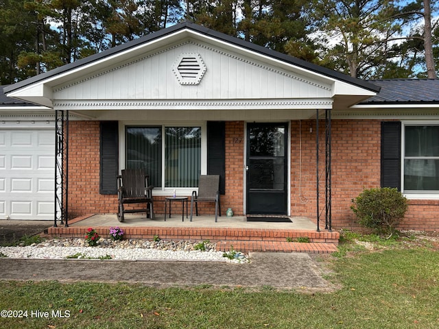 view of front of house with covered porch and a garage