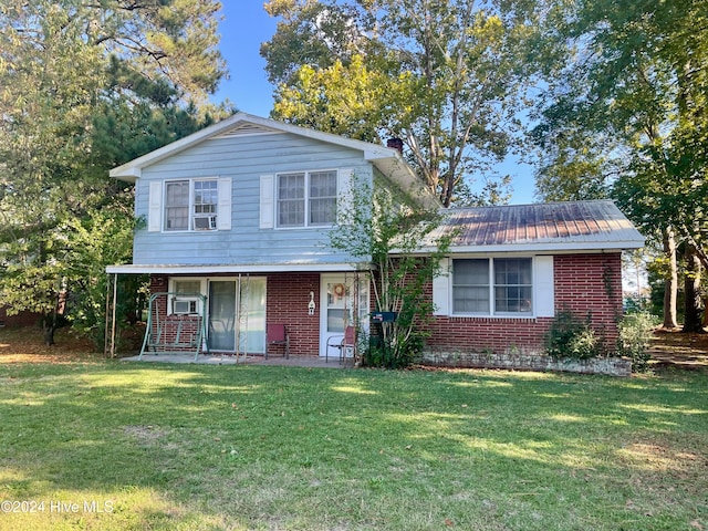 view of front of property featuring a front lawn