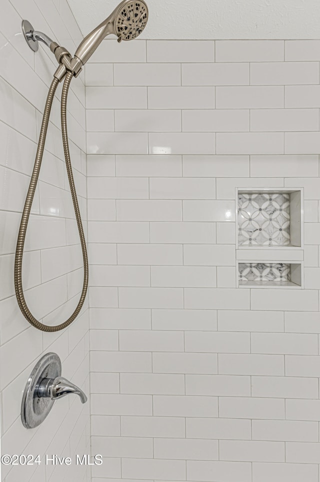 room details featuring a tile shower