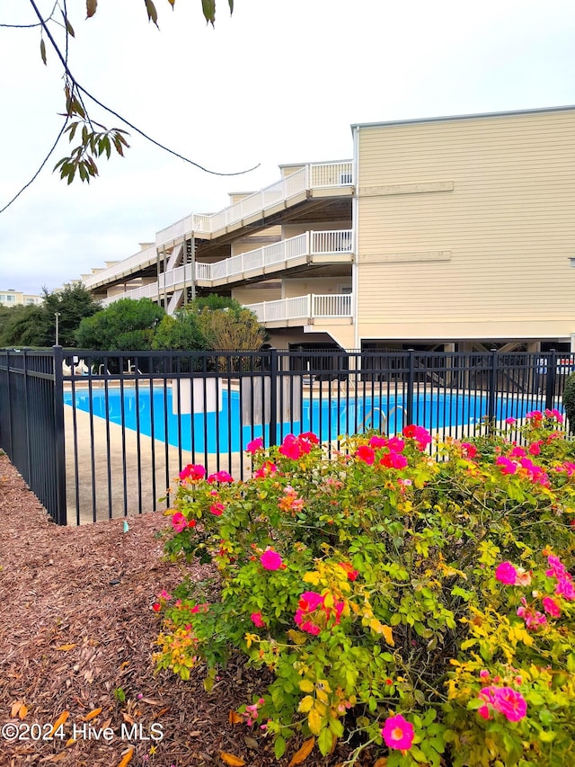 view of swimming pool