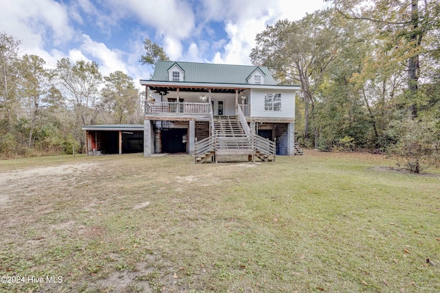 view of front of property with ceiling fan, a front yard, and a deck