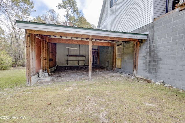 view of outdoor structure featuring a yard