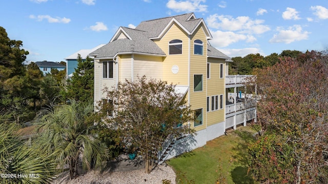 view of side of property featuring a balcony