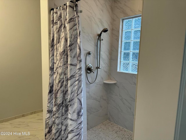 bathroom featuring a shower with curtain and a wealth of natural light