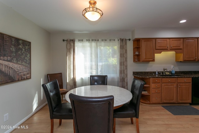 dining room featuring recessed lighting, baseboards, visible vents, and light wood-style floors