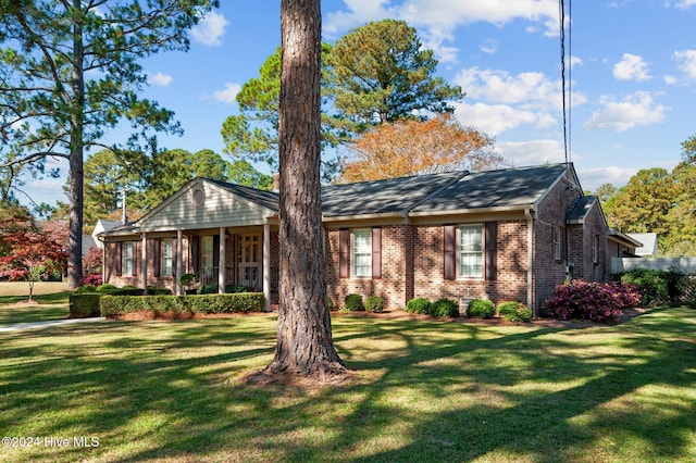 view of front facade with a front lawn