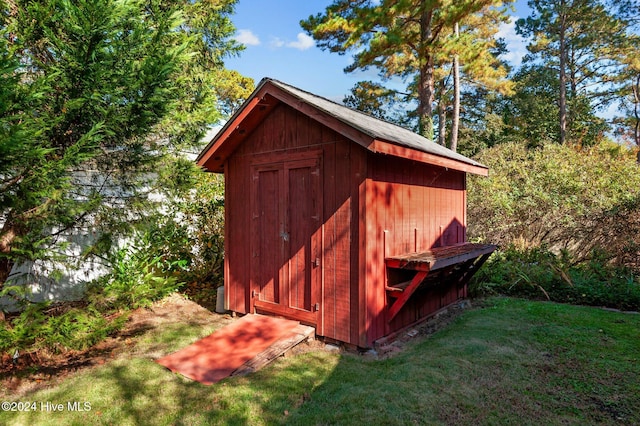 view of outdoor structure with a lawn