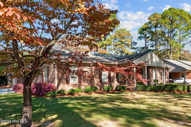 view of front of house featuring a front lawn