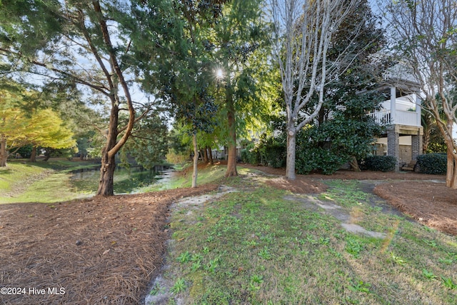 view of yard featuring a water view