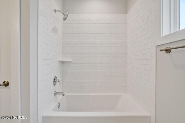 bathroom featuring tiled shower / bath combo