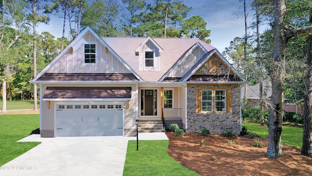 craftsman house featuring a garage and a front lawn