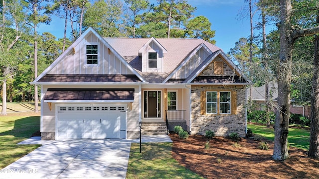 craftsman house with a front lawn