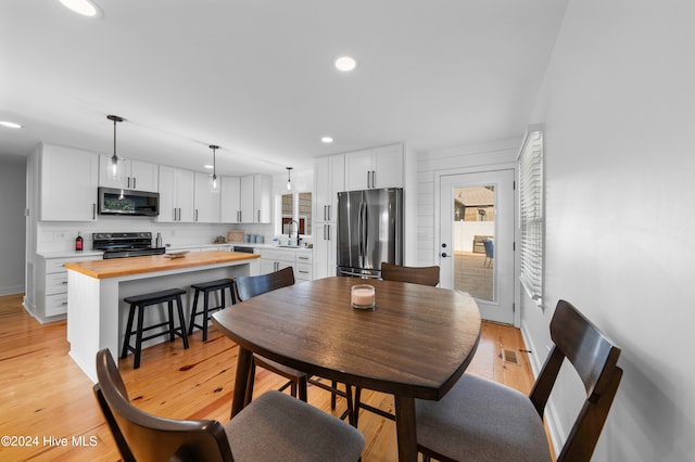 dining room featuring light hardwood / wood-style floors, plenty of natural light, and sink