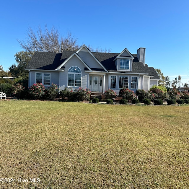 view of front facade featuring a front lawn