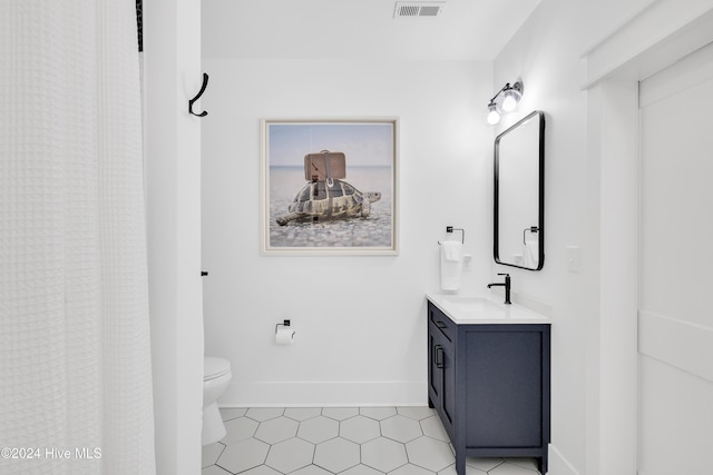 full bath with visible vents, baseboards, toilet, and vanity