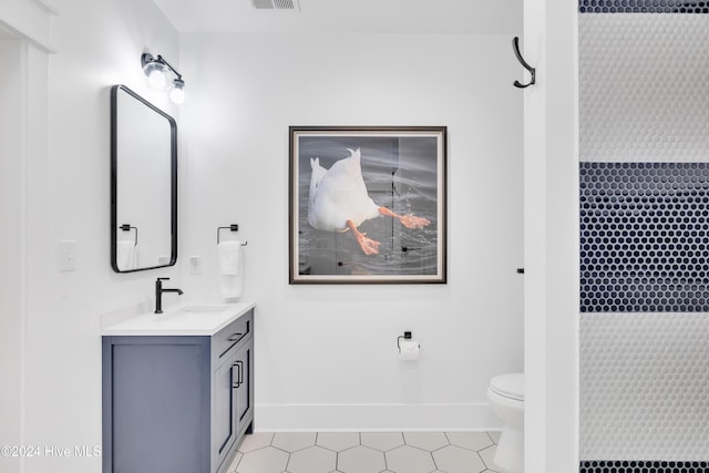 full bathroom with visible vents, baseboards, toilet, and vanity