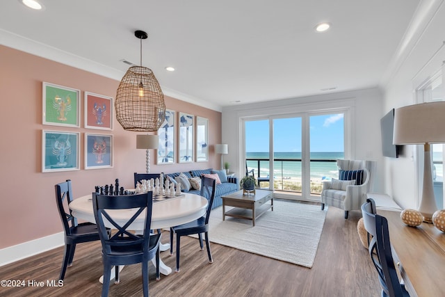 dining area featuring crown molding, recessed lighting, dark wood-style floors, and baseboards