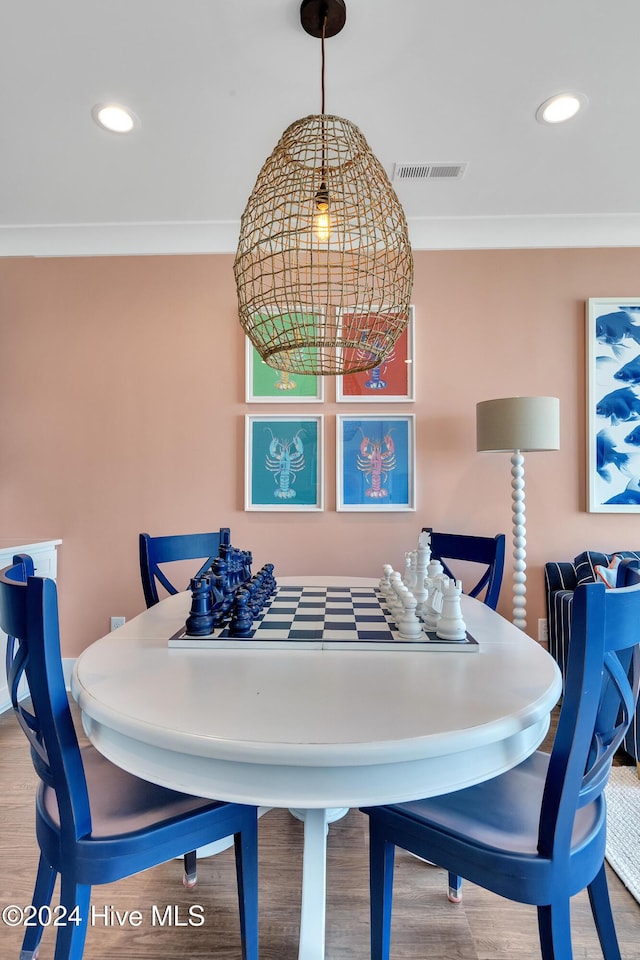 dining room featuring recessed lighting, visible vents, wood finished floors, and crown molding