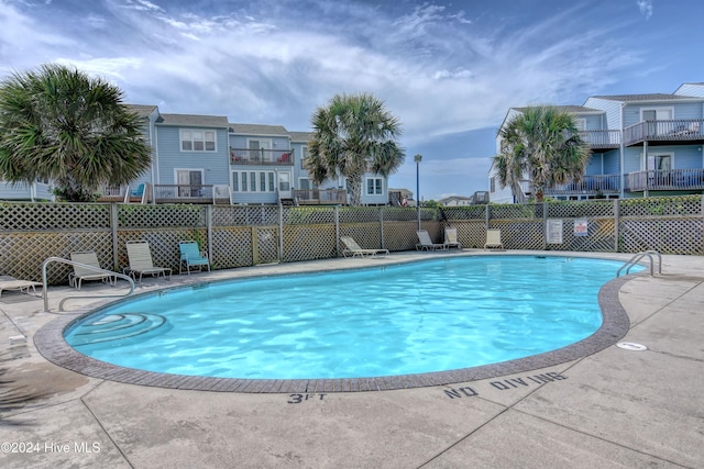 view of swimming pool