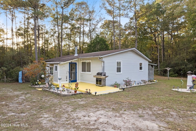 exterior space featuring a front yard