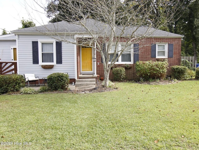 view of front facade featuring a front yard