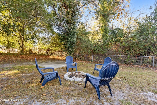 view of yard featuring an outdoor fire pit