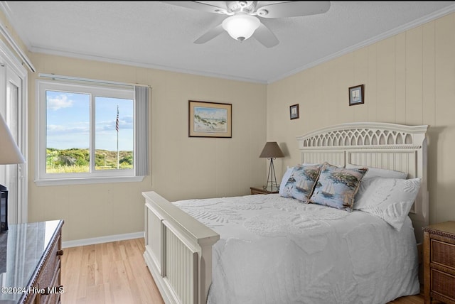 bedroom with crown molding, a textured ceiling, light hardwood / wood-style floors, and ceiling fan