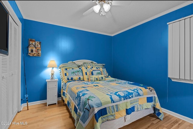 bedroom featuring crown molding, wood-type flooring, a textured ceiling, and ceiling fan