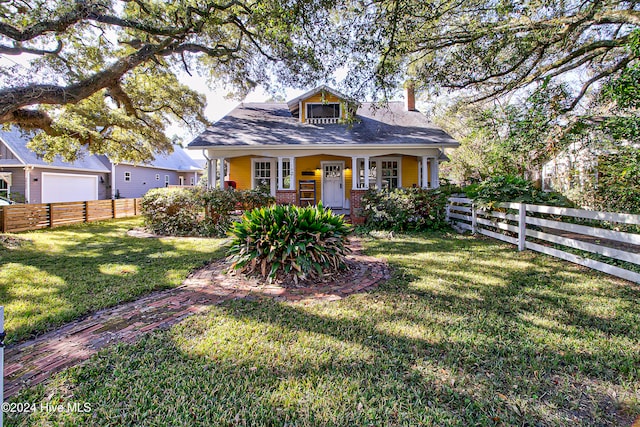 view of front of house featuring a porch and a front lawn