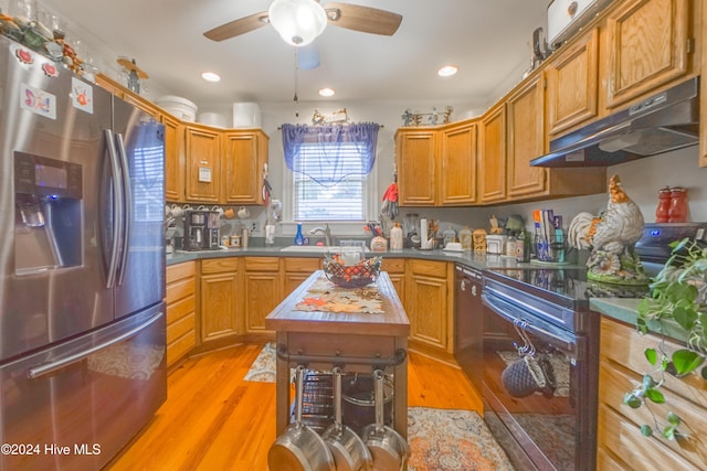 kitchen featuring sink, stainless steel appliances, light wood-type flooring, and ceiling fan