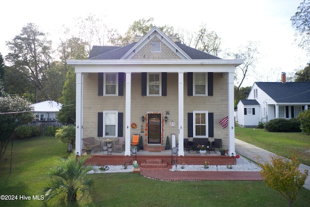 view of front facade featuring covered porch and a front lawn