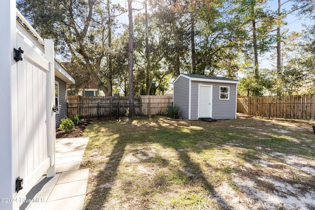 view of yard featuring a shed