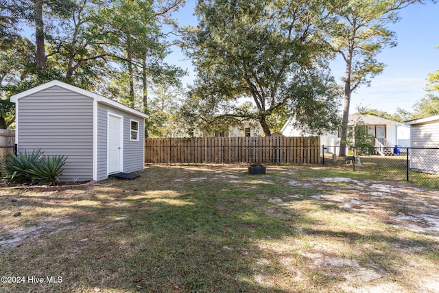 view of yard featuring a storage unit