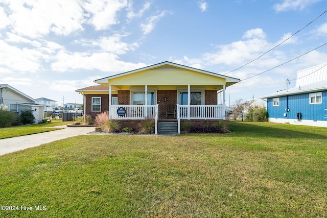 view of front of property featuring a front yard and a porch