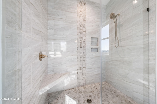 bathroom featuring tiled shower