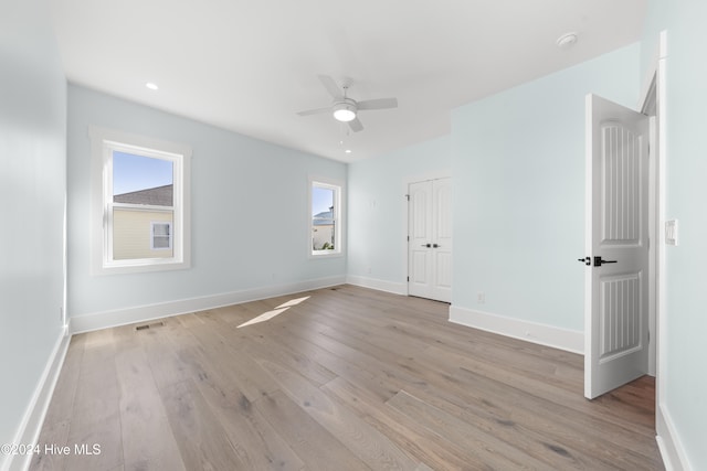 empty room featuring light hardwood / wood-style flooring and ceiling fan